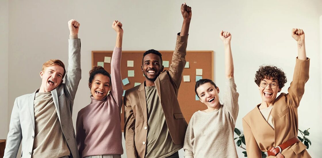 Équipe R-COST célébrant le succès de leurs solutions IT